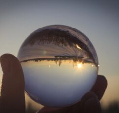 «Τα ελαττώματα που βλέπεις στους άλλους είναι η αντανάκλαση των δικών σου» - Rumi