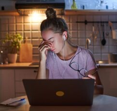 Οι ψυχολογικές επιπτώσεις της "τεχνολογικής υπερφόρτωσης" και η ανάγκη για digital detox