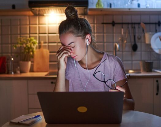 Οι ψυχολογικές επιπτώσεις της "τεχνολογικής υπερφόρτωσης" και η ανάγκη για digital detox