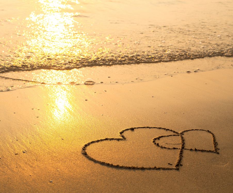 Η αγάπη είναι ένα βλέμμα που δεν χρειάζεται λόγια, και μια σιωπή που δεν κουβαλά μοναξιά