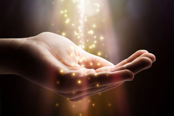 H Caroline Myss στις 22 Νοεμβρίου στην Αθήνα: Το Ιερό Εσωτερικό Δίκτυο και οι Έλληνες ομιλητές που την πλαισιώνουν