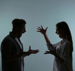 Όταν δεν μπορούμε να ξεσπάσουμε εκεί που πονάμε, ξεσπάμε εκεί που αγαπάμε