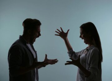 Όταν δεν μπορούμε να ξεσπάσουμε εκεί που πονάμε, ξεσπάμε εκεί που αγαπάμε