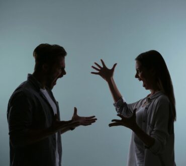 Όταν δεν μπορούμε να ξεσπάσουμε εκεί που πονάμε, ξεσπάμε εκεί που αγαπάμε