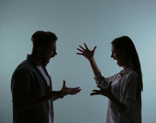 Όταν δεν μπορούμε να ξεσπάσουμε εκεί που πονάμε, ξεσπάμε εκεί που αγαπάμε