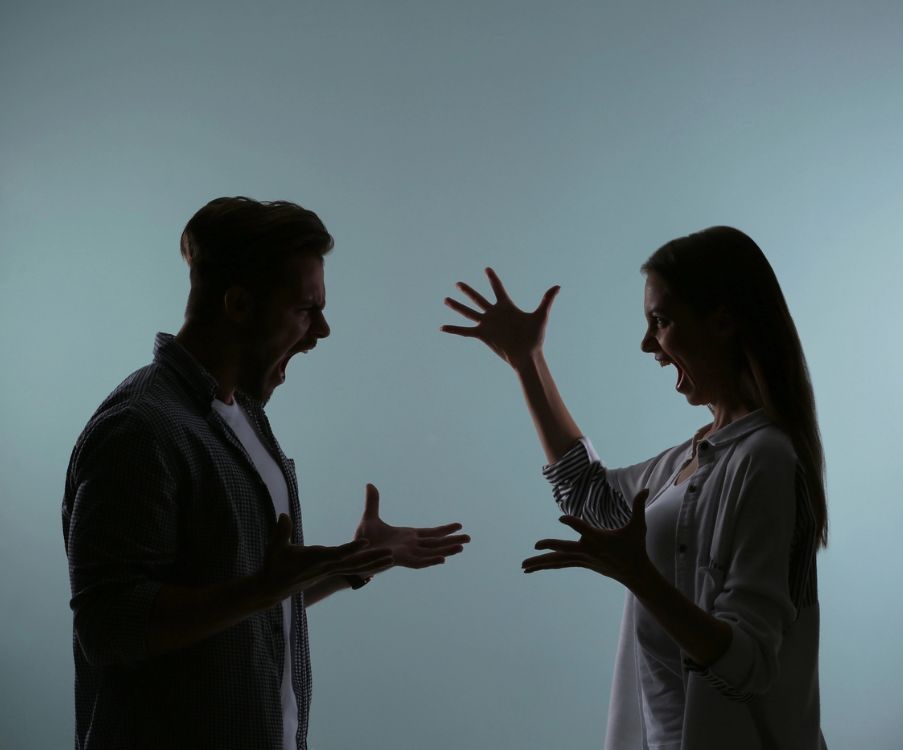 Όταν δεν μπορούμε να ξεσπάσουμε εκεί που πονάμε, ξεσπάμε εκεί που αγαπάμε