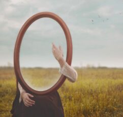 «Το Άγγιγμα του Νάρκισσου» | Κάθε άνθρωπος κουβαλά μια ιστορία, μια παλιά ανάγκη που δεν ικανοποιήθηκε ποτέ