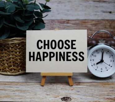 Η ετυμολογία της ευτυχίας | Δεν μπορούμε να ελέγξουμε τα πάντα αλλά μπορούμε να ελέγξουμε τη συμπεριφορά μας