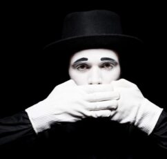 «Φοβάμαι ότι δεν θα αγαπηθώ όπως είμαι» | 10 σκέψεις που ζουν μέσα μας και δεν εκφράζονται ποτέ