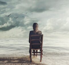 Πώς να είσαι με τον εαυτό σου, όταν αυτός ο εαυτός δεν σε χωράει;