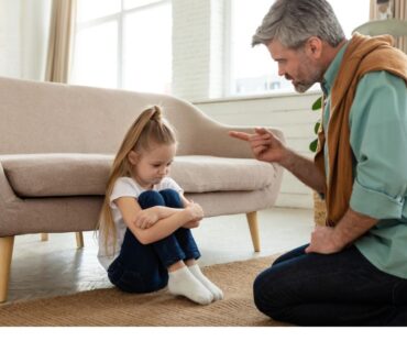 Μητέρα νάρκισσος: Τι συμβαίνει όταν αντιμετωπίζει το παιδί σαν προέκταση του εαυτού της.