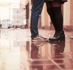 Οι σχέσεις χτίζονται πάνω σε ολόκληρες αλήθειες, όχι σε... μισές ή βολικά ψέματα