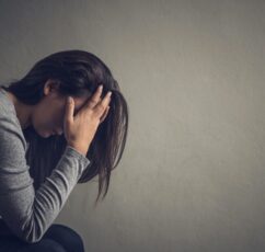 Σύνδρομο Στοκχόλμης: Η ταύτιση με τον επιτιθέμενο ως μια μορφή ασυνείδητης άμυνας