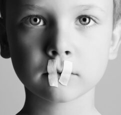 «Ό,τι δεν θυμάται το παιδί, το θυμάται το σώμα του. Το παιδί ξεχνάει για να ζήσει. Το σώμα θυμάται για να θεραπευτεί» | Alice Miller