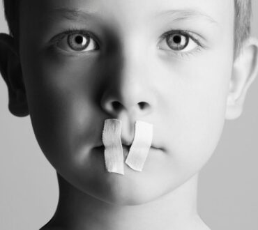 «Ό,τι δεν θυμάται το παιδί, το θυμάται το σώμα του. Το παιδί ξεχνάει για να ζήσει. Το σώμα θυμάται για να θεραπευτεί» | Alice Miller