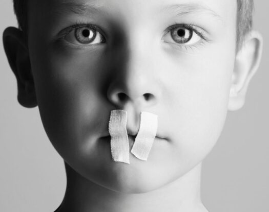 «Ό,τι δεν θυμάται το παιδί, το θυμάται το σώμα του. Το παιδί ξεχνάει για να ζήσει. Το σώμα θυμάται για να θεραπευτεί» | Alice Miller