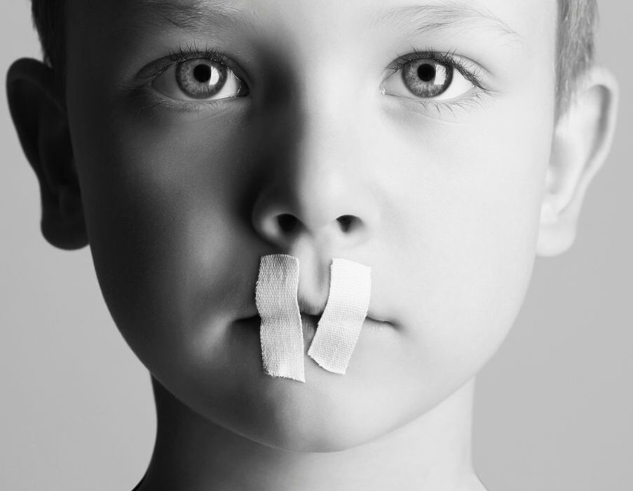 «Ό,τι δεν θυμάται το παιδί, το θυμάται το σώμα του. Το παιδί ξεχνάει για να ζήσει. Το σώμα θυμάται για να θεραπευτεί» | Alice Miller