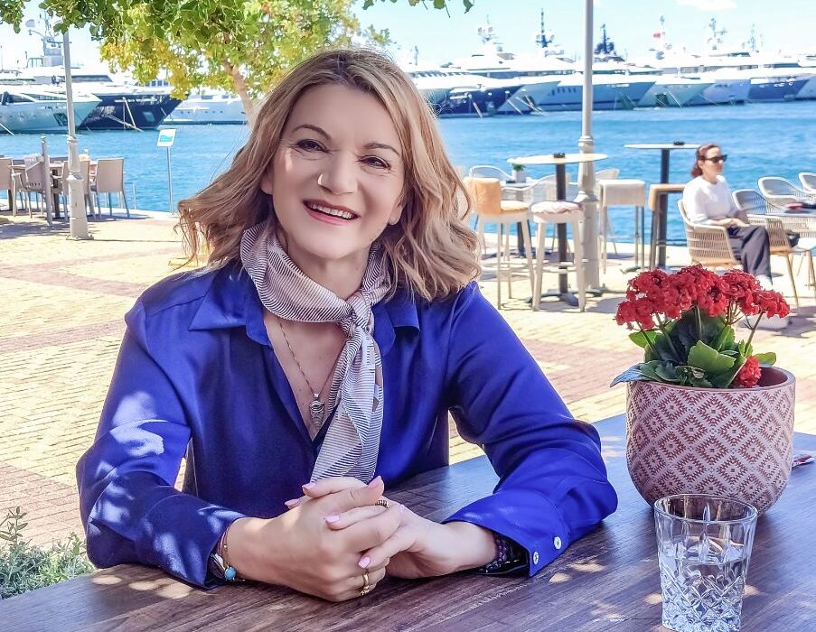 Αποστολία Βασιλείου: Η γυναίκα που εκπαιδεύει γονείς και παιδιά στα χρηματοοικονομικά