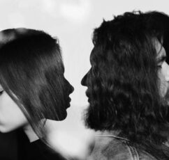 «Οι πιο επικίνδυνες μορφές ελέγχου δεν επιβάλλονται. Δίνονται ως φροντίδα» | Alain de Botton