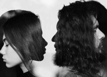 «Οι πιο επικίνδυνες μορφές ελέγχου δεν επιβάλλονται. Δίνονται ως φροντίδα» | Alain de Botton