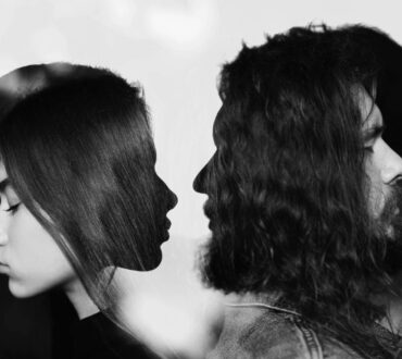 «Οι πιο επικίνδυνες μορφές ελέγχου δεν επιβάλλονται. Δίνονται ως φροντίδα» | Alain de Botton