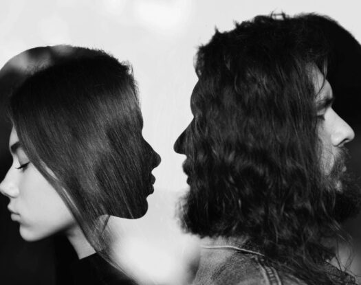 «Οι πιο επικίνδυνες μορφές ελέγχου δεν επιβάλλονται. Δίνονται ως φροντίδα» | Alain de Botton