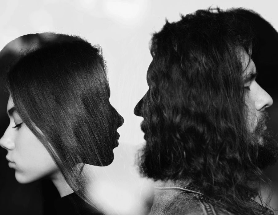 «Οι πιο επικίνδυνες μορφές ελέγχου δεν επιβάλλονται. Δίνονται ως φροντίδα» | Alain de Botton