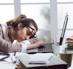 Ξυπνάς κουρασμένος ακόμα και αν κοιμάσαι αρκετές ώρες; Δες τι μπορεί να σου λείπει