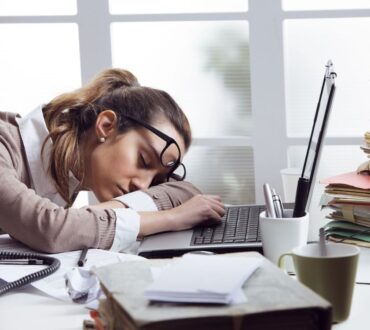 Ξυπνάς κουρασμένος ακόμα και αν κοιμάσαι αρκετές ώρες; Δες τι μπορεί να σου λείπει