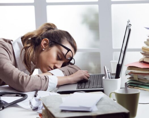 Ξυπνάς κουρασμένος ακόμα και αν κοιμάσαι αρκετές ώρες; Δες τι μπορεί να σου λείπει