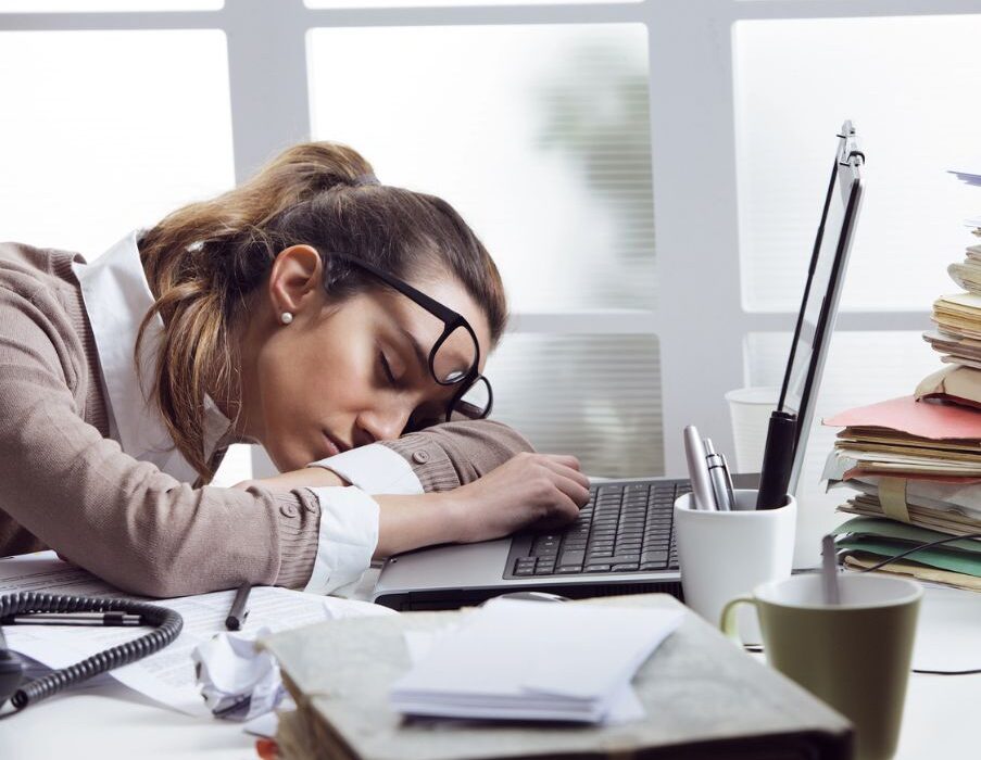 Ξυπνάς κουρασμένος ακόμα και αν κοιμάσαι αρκετές ώρες; Δες τι μπορεί να σου λείπει