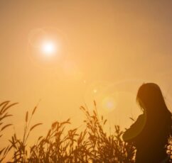 Caroline Myss: «Δεν πονάς από το παρελθόν σου, πονάς επειδή σταμάτησες να αγαπάς»