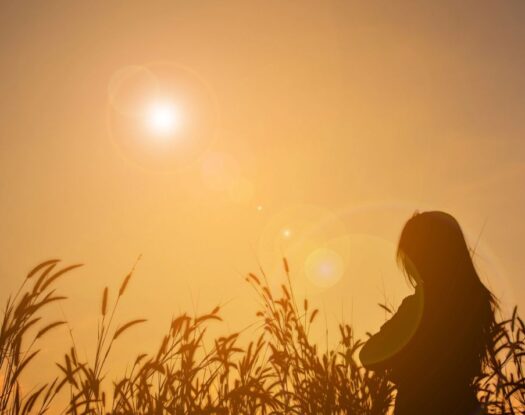 Caroline Myss: «Δεν πονάς από το παρελθόν σου, πονάς επειδή σταμάτησες να αγαπάς»