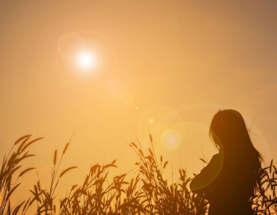 Caroline Myss: «Δεν πονάς από το παρελθόν σου, πονάς επειδή σταμάτησες να αγαπάς»