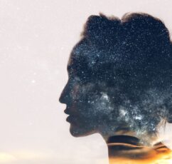 Caroline Myss: Η εσωτερική δύναμη γεννιέται όταν παύουμε να προδίδουμε τον εαυτό μας