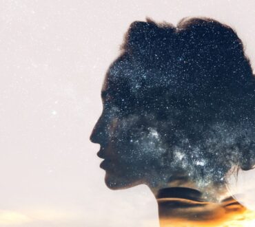 Caroline Myss: Η εσωτερική δύναμη γεννιέται όταν παύουμε να προδίδουμε τον εαυτό μας