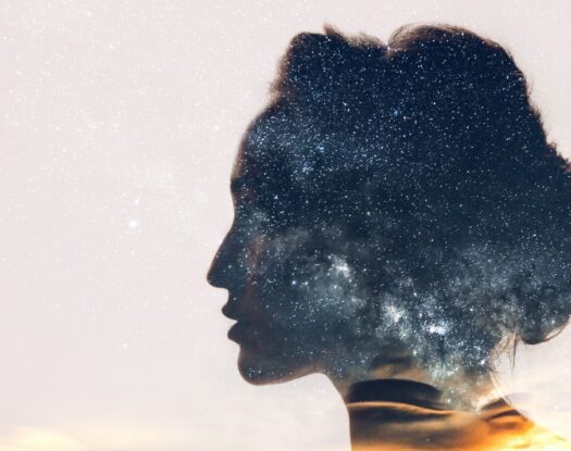 Caroline Myss: Η εσωτερική δύναμη γεννιέται όταν παύουμε να προδίδουμε τον εαυτό μας