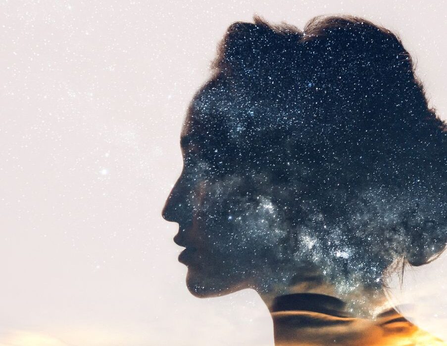 Caroline Myss: Η εσωτερική δύναμη γεννιέται όταν παύουμε να προδίδουμε τον εαυτό μας