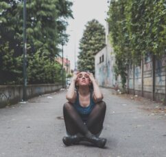 «Κάνω ψυχικό»: Η ναρκισσιστική υπεροχή του ευεργέτη