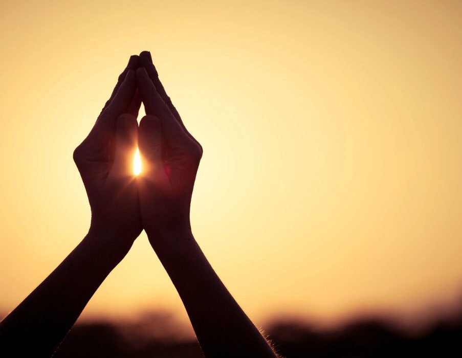 Caroline Myss: «Η εποχή των σωτήρων γεννιέται από την απώλεια πίστης στο ιερό»