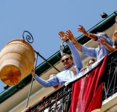 Πάσχα: Οι «Μπότηδες» της Κέρκυρας και μερικά από τα πιο ιδιαίτερα πασχαλινά έθιμα το κόσμου