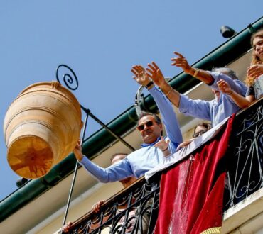 Πάσχα: Οι «Μπότηδες» της Κέρκυρας και μερικά από τα πιο ιδιαίτερα πασχαλινά έθιμα το κόσμου