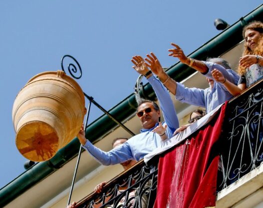 Πάσχα: Οι «Μπότηδες» της Κέρκυρας και μερικά από τα πιο ιδιαίτερα πασχαλινά έθιμα το κόσμου