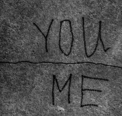 Οι αόρατες ρωγμές: Πώς μια σχέση φθείρεται χωρίς λέξεις