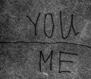 Οι αόρατες ρωγμές: Πώς μια σχέση φθείρεται χωρίς λέξεις