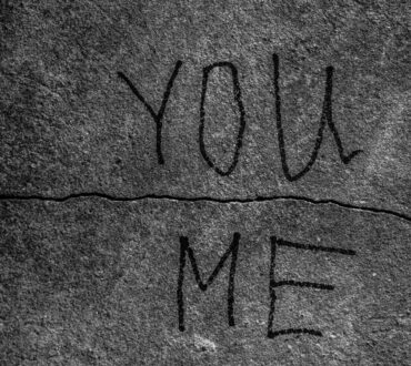 Οι αόρατες ρωγμές: Πώς μια σχέση φθείρεται χωρίς λέξεις