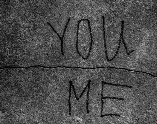 Οι αόρατες ρωγμές: Πώς μια σχέση φθείρεται χωρίς λέξεις