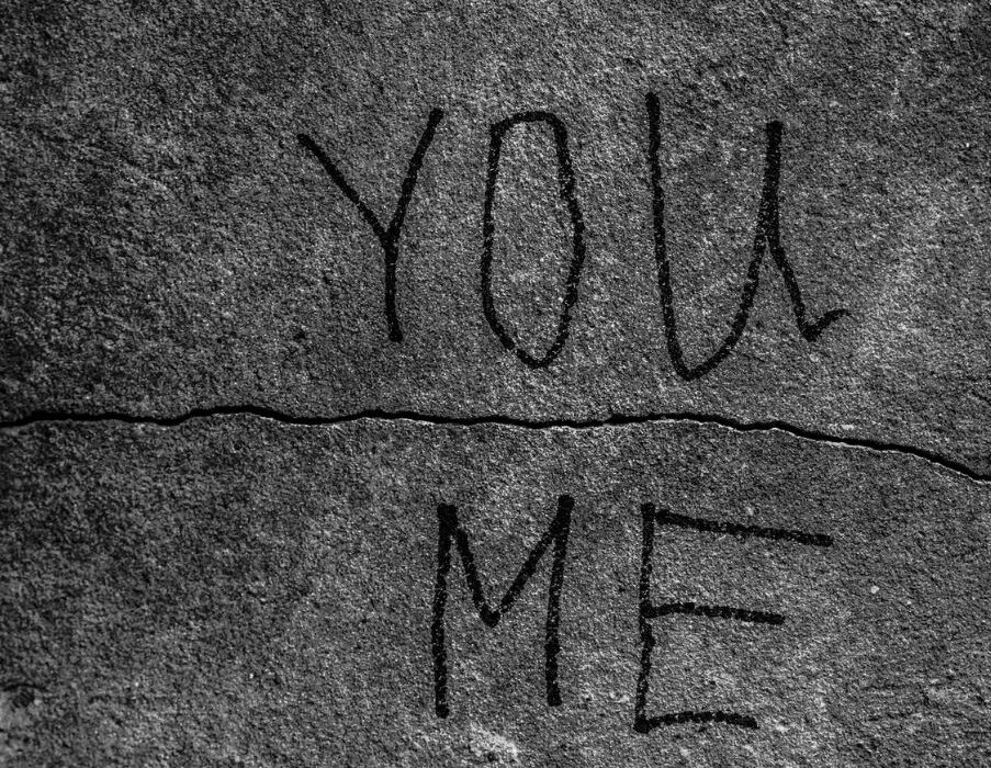 Οι αόρατες ρωγμές: Πώς μια σχέση φθείρεται χωρίς λέξεις