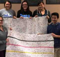 Μαθητές στις ΗΠΑ μετατρέπουν πλαστικές σακούλες σε στρώματα ύπνου για αστέγους