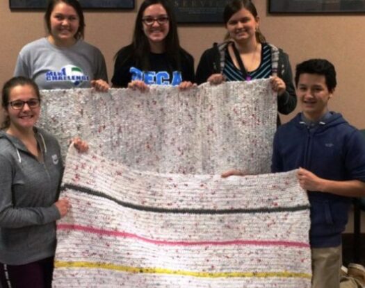 Μαθητές στις ΗΠΑ μετατρέπουν πλαστικές σακούλες σε στρώματα ύπνου για αστέγους